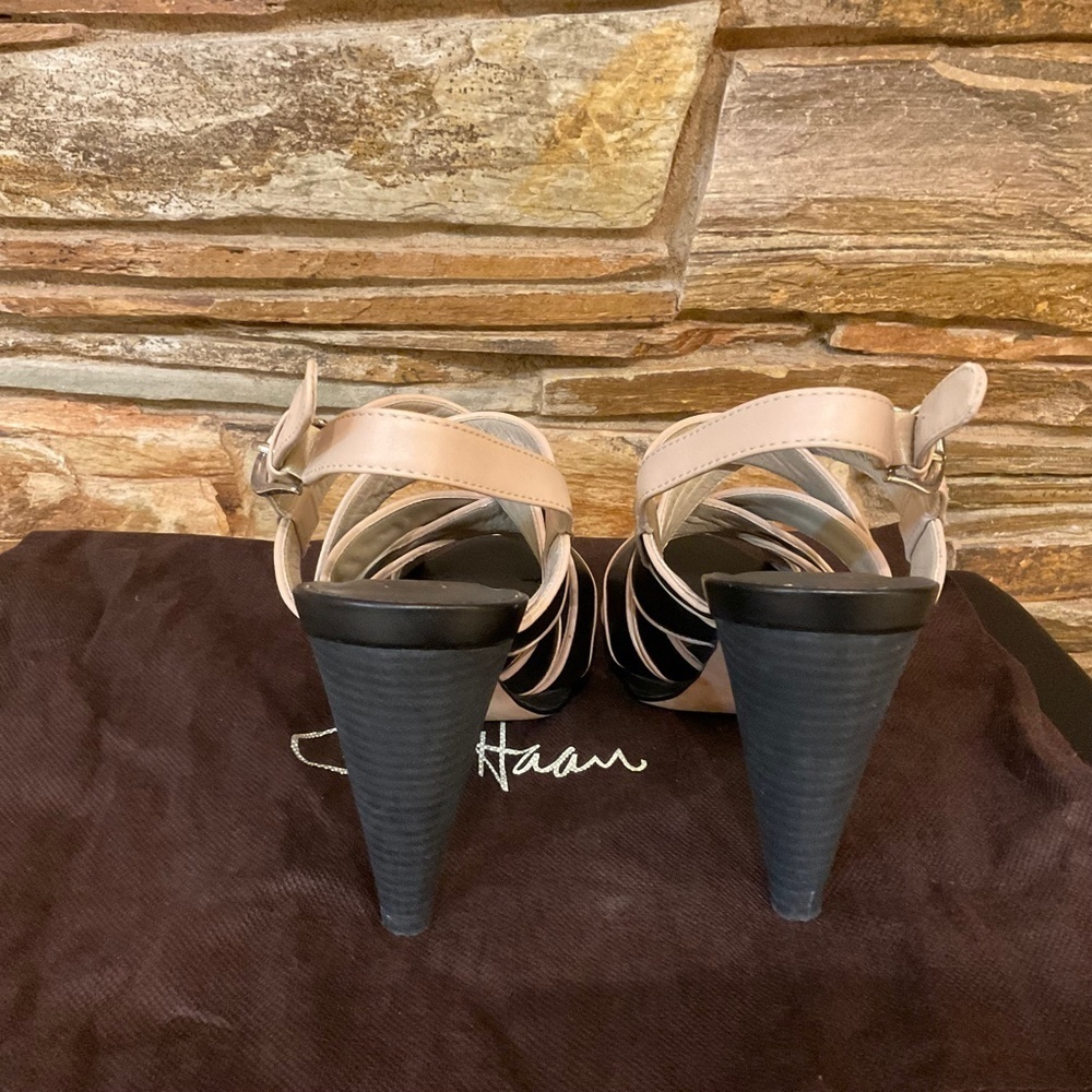 Cole Haan Black/Tan Leather Cross Strap Sandals (8.5) - Picture 4 of 7